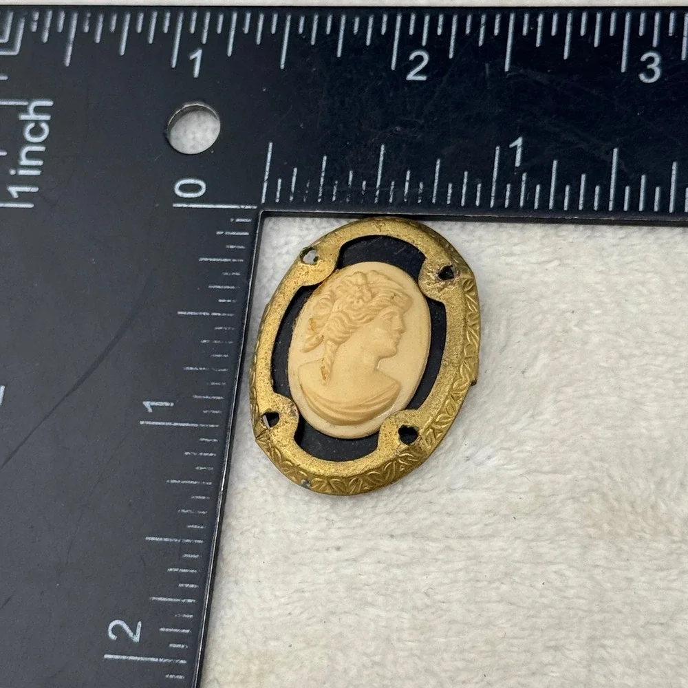 Vintage Cameo Brooch Pin Gold Tone Black Oval Portrait